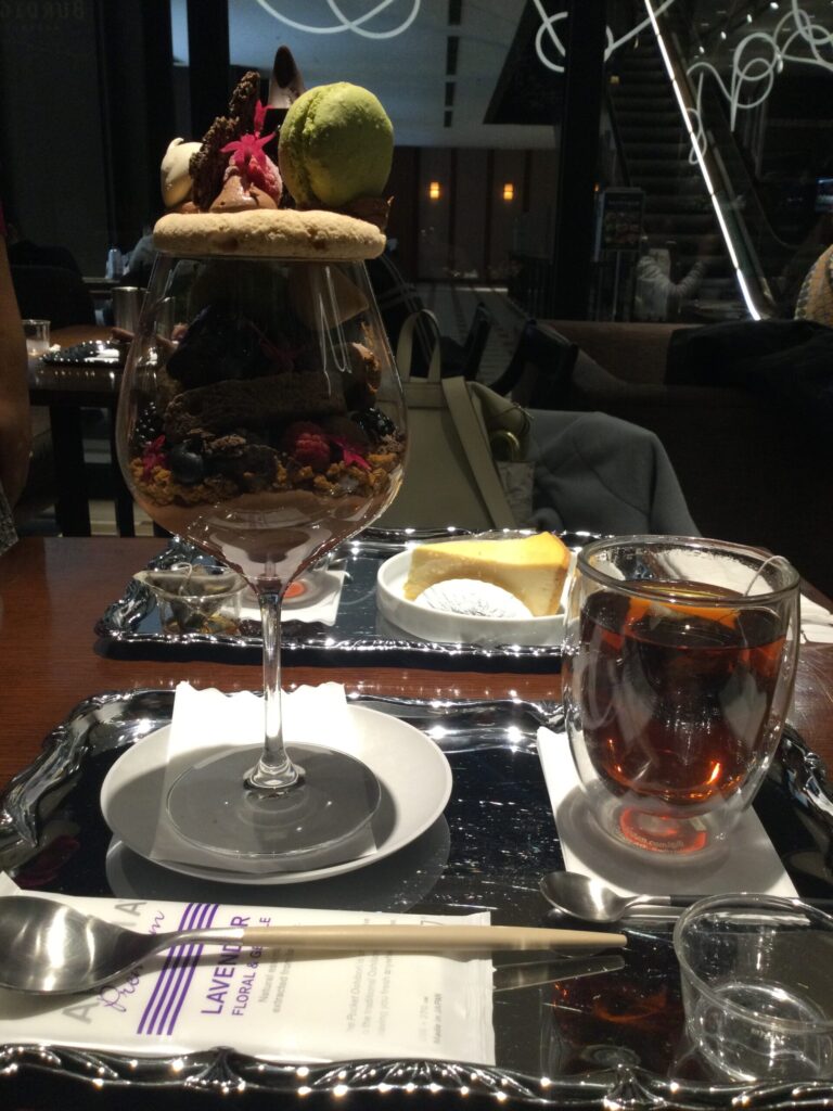 本当に素敵なパフェだったんだけど、もう体は砂糖仕様じゃないらしい。