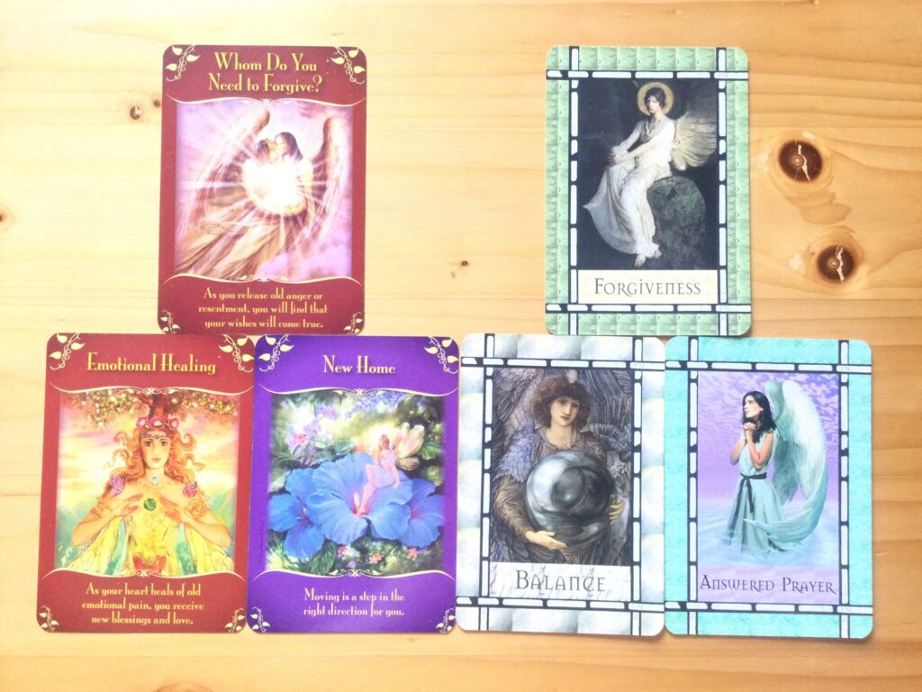 一番上の二枚が「許し」のカード